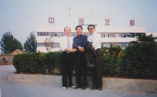 著名曲藝創(chuàng)作家、相聲演員中華全國總工會文工團(tuán)趙小林先生（右）與著名快板書表演家、中國鐵路文工團(tuán)演員王小寧先生（左）在校進(jìn)行影視表演及曲藝教學(xué)