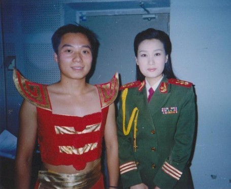 青年舞蹈教師莊才鴿央視演出時與歌星譚晶合影